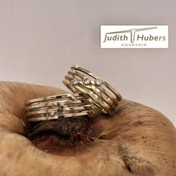 Mooie handgemaakte witgouden relatieringen met glans bewerking, damesring is voorzien van 3 diamanten