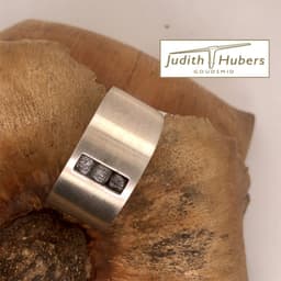 Handgemaakte gematteerde zilveren ring met 3 stuks ruwe diamanten mt 17