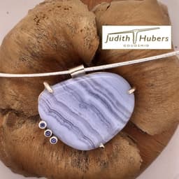 Handgemaakte zilveren hanger met Agaath en 3 stuks briljant geslepen Tanzanite met Omega collier