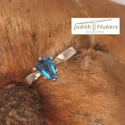 Handgemaakte witgouden ring met calf's head geslepen Topaas mt 17
