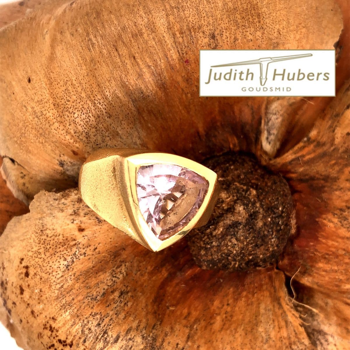 Handgemaakte gouden ring met een triljant geslepen Amethist mt 18