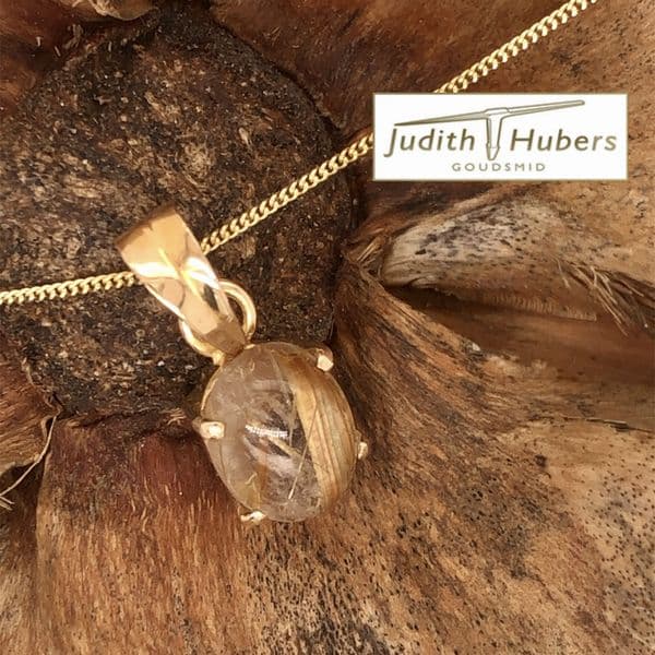 Handgemaakte geelgouden hanger met cabouchon geslepen Rutielkwarts en gouden gourmette collier