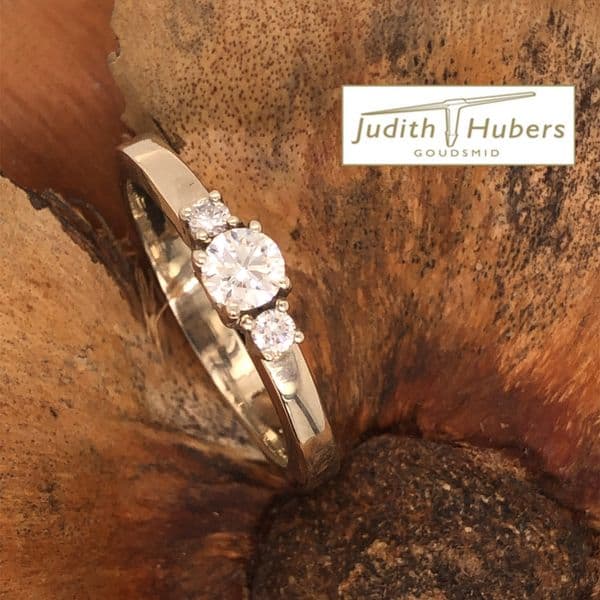 Handgemaakte witgouden ring met 3 stuks briljant geslepen Diamanten mt 17,5