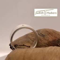 Handgemaakte zilveren ring met gematteerde bewerking en briljant geslepen diamant mt 16