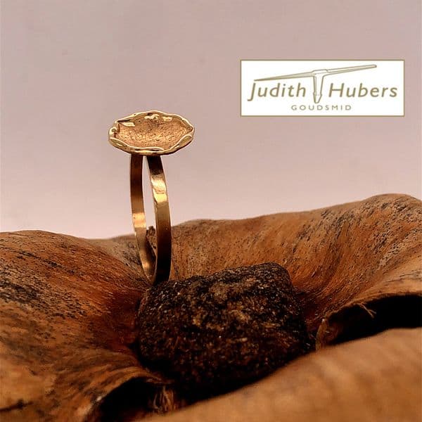 Mooie handgemaakte 14 karaat geelgouden ring mt 18