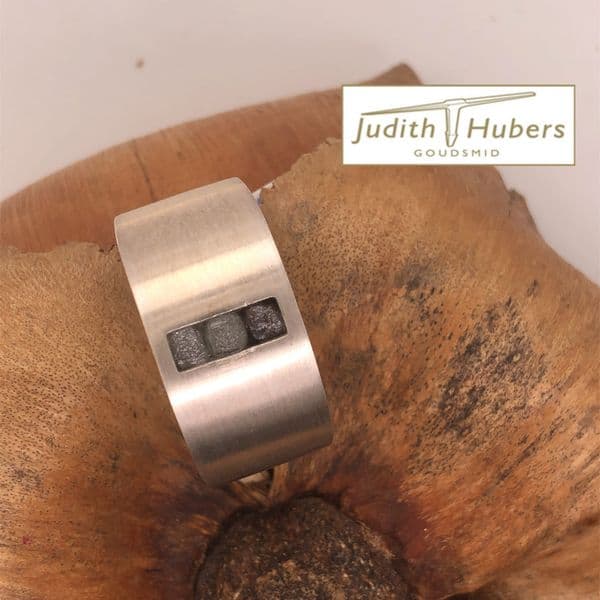 Handgemaakte gematteerde zilveren ring met 3 stuks ruwe diamanten mt 17