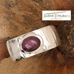 Handgemaakte zilveren ring met hamerslag bewerking en cabouchon geslepen Sterrobijn