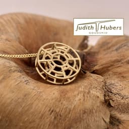 Handgemaakte geelgouden hanger met abstracte vormgeving en gourmette collier
