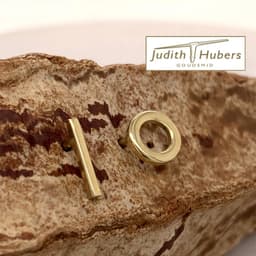 Mooie handgemaakte geelgouden oorstekers I &amp; O