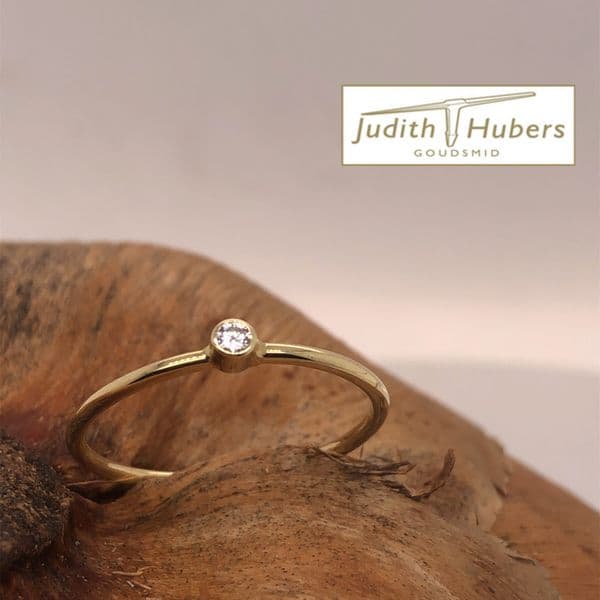 Handgemaakte geelgouden ring met briljant geslepen Diamant mt 17