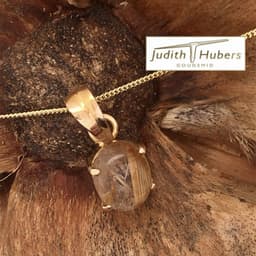 Handgemaakte geelgouden hanger met cabouchon geslepen Rutielkwarts en gouden gourmette collier