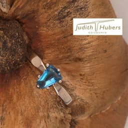 Handgemaakte witgouden ring met calf's head geslepen Topaas mt 17