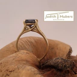 Handgemaakte gouden ring met cushion geslepen ioliet mt 18,25