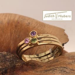 Handgemaakte geelgouden cocktail ring met 3 briljant geslepen Saffieren in diverse kleuren mt 17,5