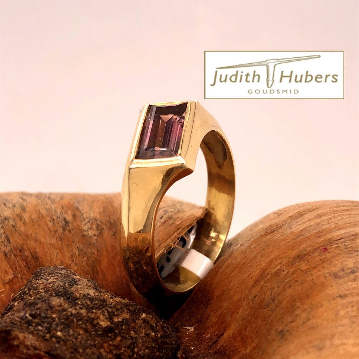 Handgemaakte gouden ring met baguette geslepen Toermalijn mt 17,75