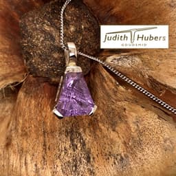 Handgemaakte witgouden hanger met fancy calf’s head geslepen Amethyst incl. wg gourmette collier