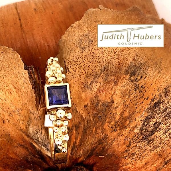 Handgemaakte gouden ring met princesse geslepen ioliet mt 18