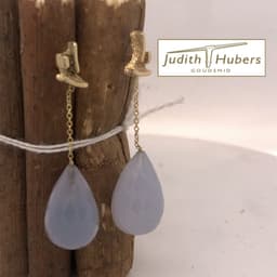 Handgemaakte geelgouden oorhangers met briolette geslepen Chalcedoon