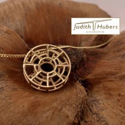Handgemaakte geelgouden hanger met abstracte vormgeving en gourmette collier
