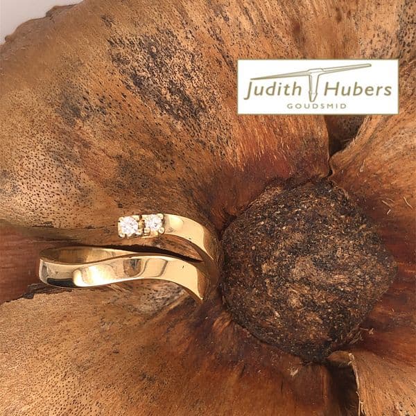 Mooie handgemaakte geelgouden ring met 2 stuks briljant geslepen Diamanten mt 17,5