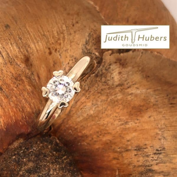 Handgemaakte witgouden ring met briljant geslepen Moissanite mt 17