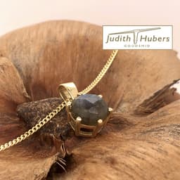 Handgemaakte geelgouden hanger met rond roos geslepen Labradoriet en gouden gourmette collier