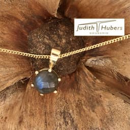 Handgemaakte geelgouden hanger met rond roos geslepen Labradoriet en gouden gourmette collier