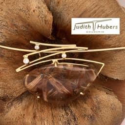 Handgemaakte geelgouden hanger met fancy geslepen Rutielkwarts en 3 diamanten incl. gouden omega collier