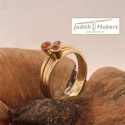 Handgemaakte geelgouden cocktail ring met 3 briljant geslepen Saffieren in diverse kleuren mt 17,5