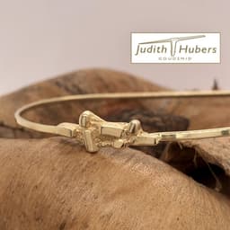 Handgemaakte geelgouden armband met organische bewerking