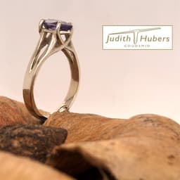 Mooie handgemaakte witgouden ring met markies geslepen Spinel mt 18