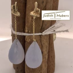 Handgemaakte geelgouden oorhangers met briolette geslepen Chalcedoon