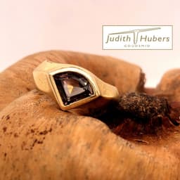 Handgemaakte geelgouden ring met fancy geslepen Toermalijn mt 17,75