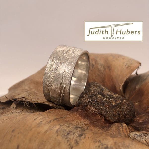 Handgemaakte zilveren ring met ruwe bewerking (Earth) mt 17,5