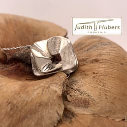 Handgemaakte witgouden vierkante hanger met glas en gematteerde bewerking en witgouden gourmette collier