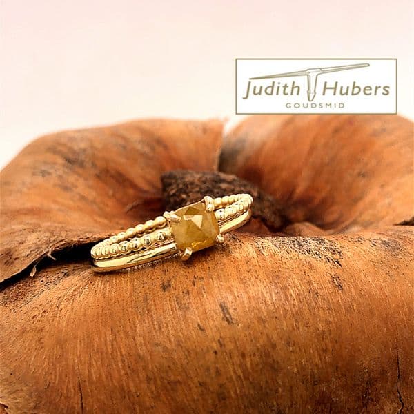 Handgemaakte gouden ring met roos vierkant geslepen Diamant mt 17,5