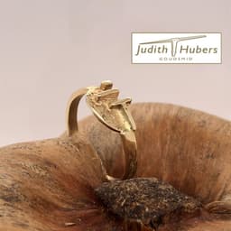 Mooie handgemaakte geelgouden ring met organische bewerking mt 17,75