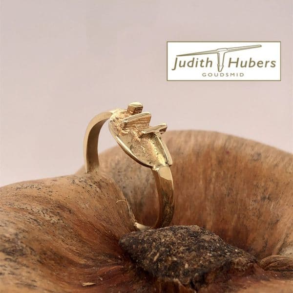 Mooie handgemaakte geelgouden ring met organische bewerking mt 17,75