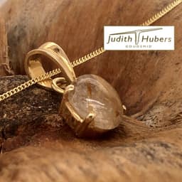 Handgemaakte geelgouden hanger met cabouchon geslepen Rutielkwarts en gouden gourmette collier