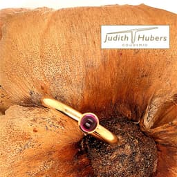 Handgemaakte gouden ring met rond cabouchon geslepen Rhodoliet mt 17,5