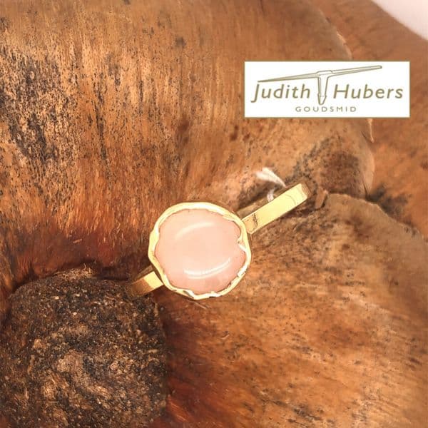 Handgemaakte gouden ring met rond cabouchon geslepen Rozekwarts mt 18