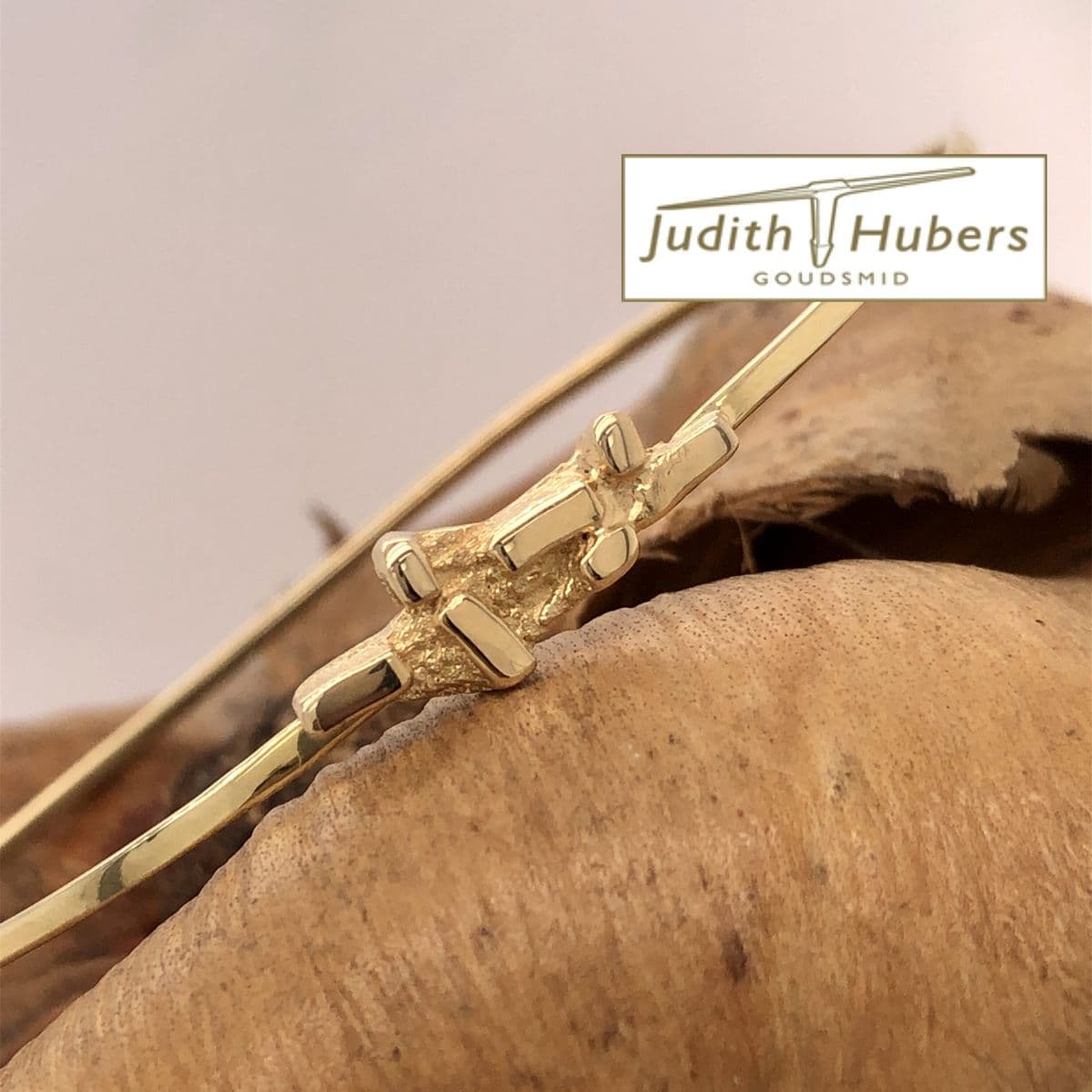 Handgemaakte geelgouden armband met organische bewerking