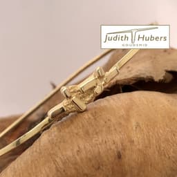 Handgemaakte geelgouden armband met organische bewerking