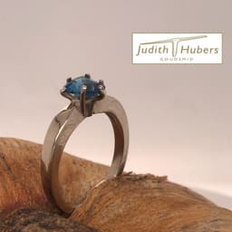 Handgemaakte witgouden ring met calf's head geslepen Topaas mt 17