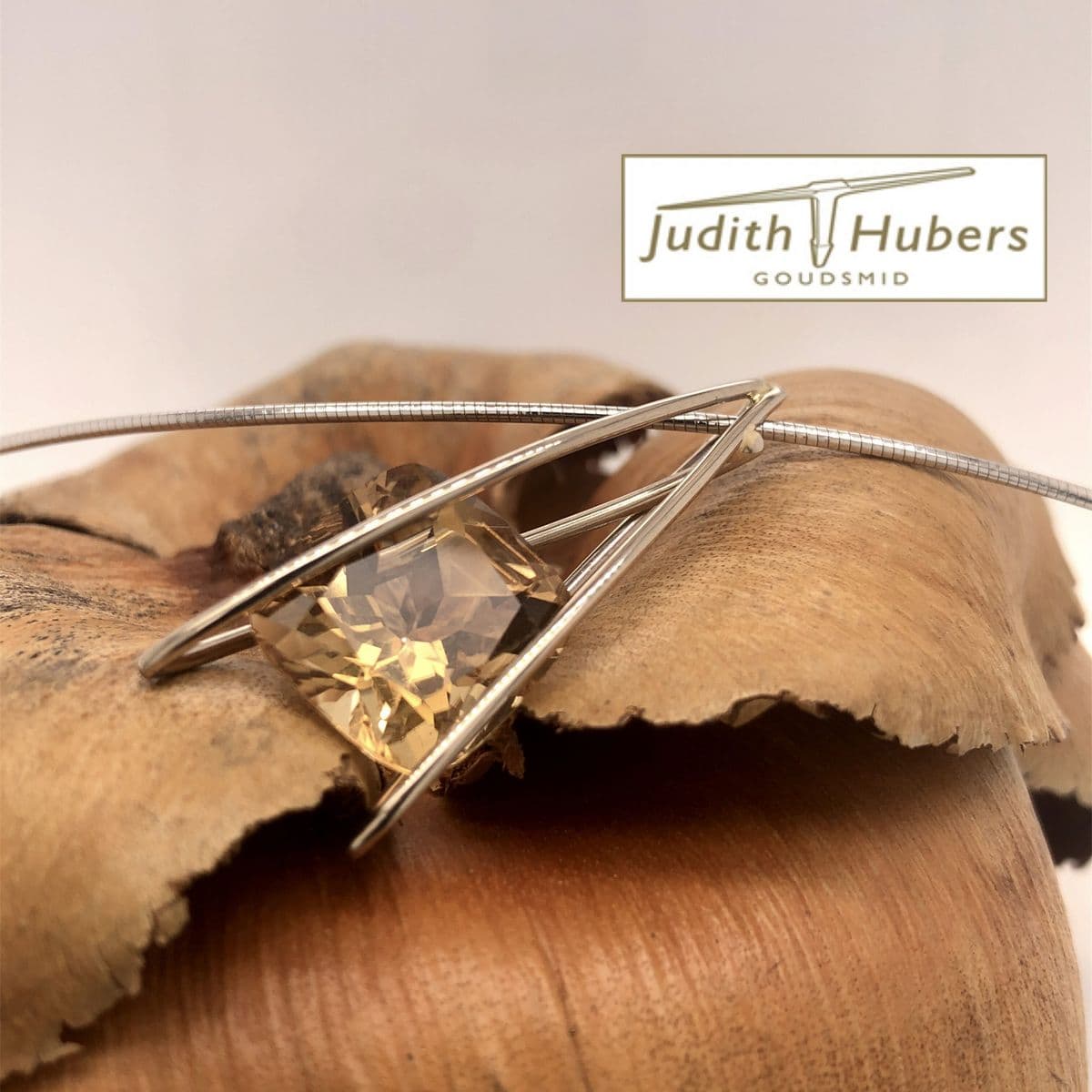 Handgemaakte witgouden hanger met cushion geslepen Citrien en witgouden omega collier