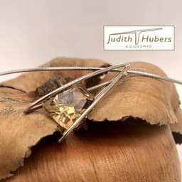 Handgemaakte witgouden hanger met cushion geslepen Citrien en witgouden omega collier