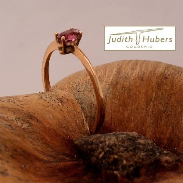 Handgemaakte rosé gouden ring met ovaal geslepen roze Toermalijn mt.17,5