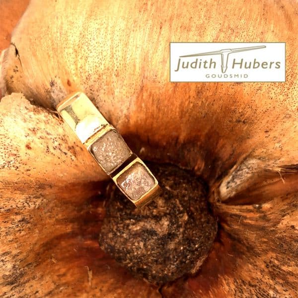 Handgemaakte gouden ring met 2 stuks ruwe diamant mt 17,25