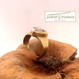 Handgemaakte gouden ring met een triljant geslepen Amethist mt 18