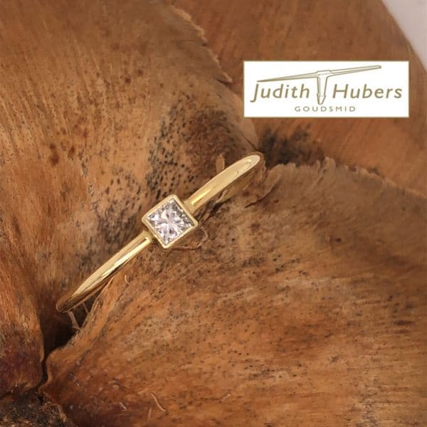 Handgemaakte geelgouden ring met princess geslepen Diamant mt 17